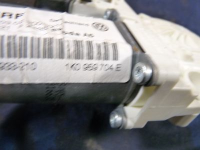 Skoda Octavia II 2.0 TDI hinten rechts 1K0959704E ORIGINAL gebraucht - Fensterhebermotor – Produktansicht 3