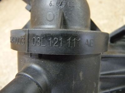 VW PASSAT 2.0 TDI Thermostatgehäuse / 03L 121 111 AE ORIGINAL gebraucht - 03L121111AE – Produktansicht 3