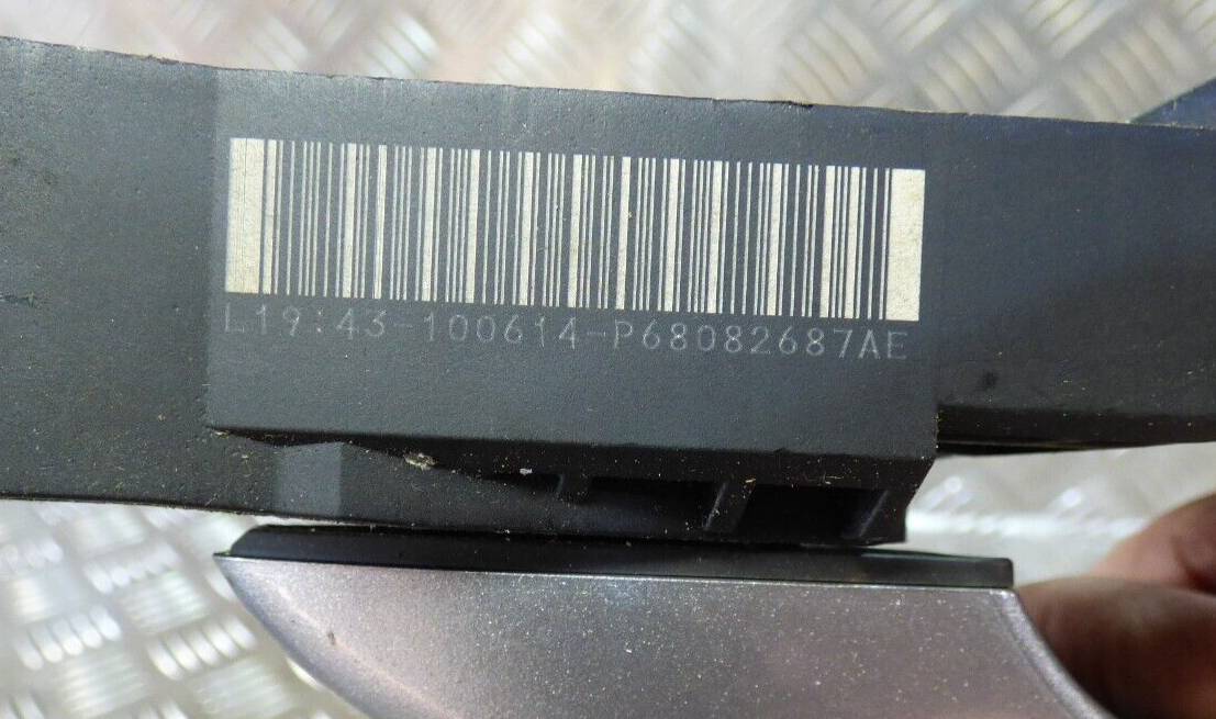 Jeep Cherokee KL 2015 Türgriff Vorne Links Kessy Keyless Go silber ORIGINAL gebraucht - P68082687AE – Produktansicht 4