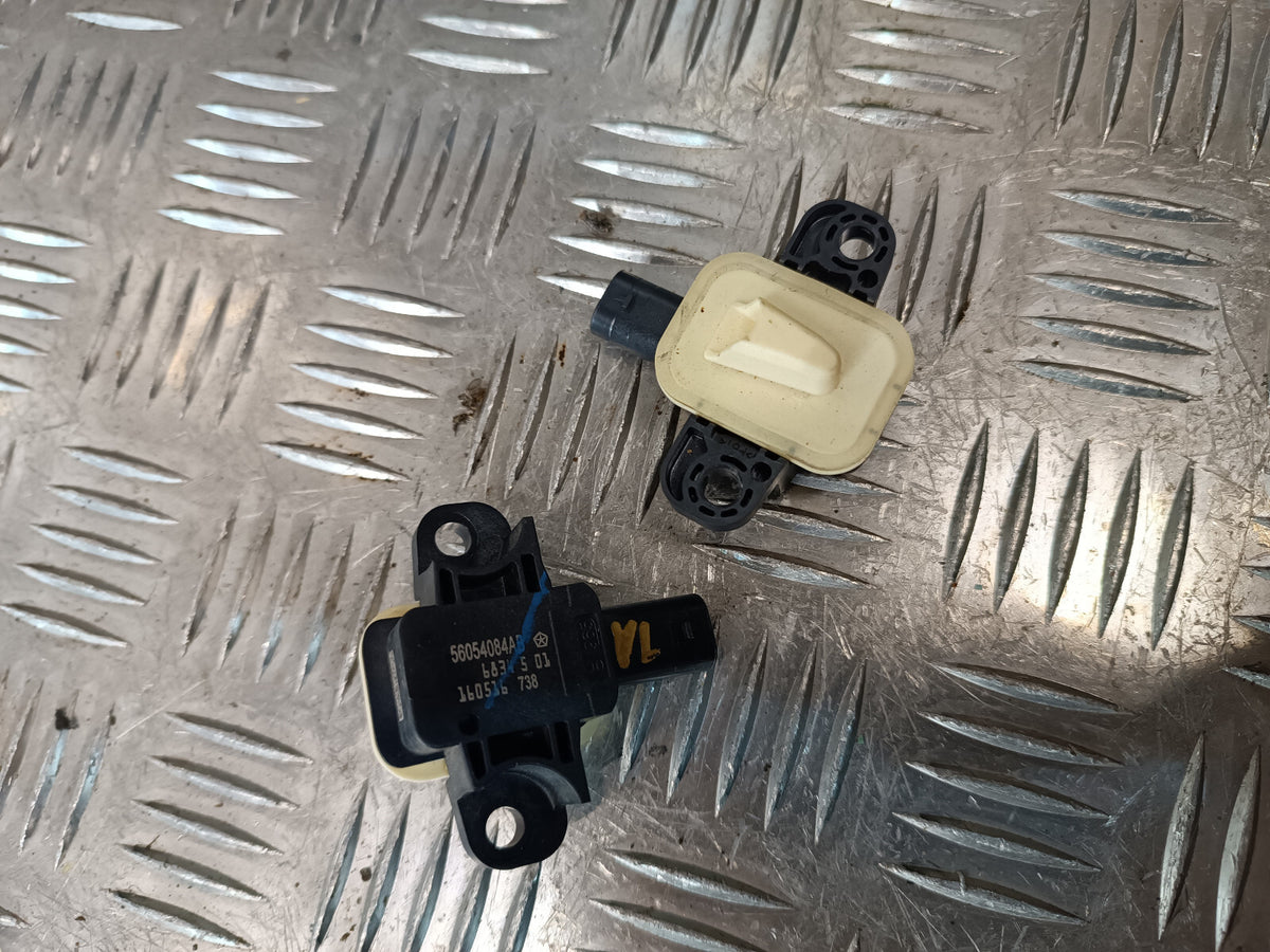 Jeep Grand Cherokee WK2 Aufprallsensor Sensor ORIGINAL gebraucht - 56054084AB – Produktansicht 3
