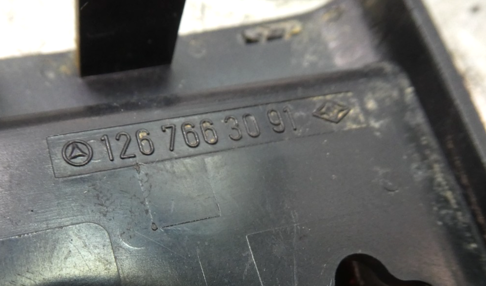 Mercedes-Benz W126 Abdeckung Türverkleidung rechte elektrische Sitzverstellung – Produktansicht 3