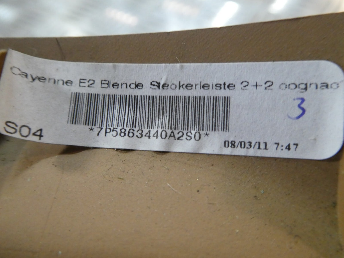 Porsche Cayenne 92A Mittelkonsole hinten 7P5863440A 2S0 ORIGINAL gebraucht - Steckdosenverkleidung – Produktansicht 3