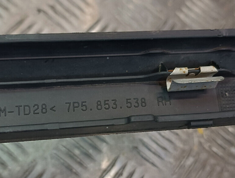Porsche Cayenne S 92A Linke Abdeckung 7P5853538 RH ORIGINAL gebraucht - Seitenschwellerverkleidung – Produktansicht 3