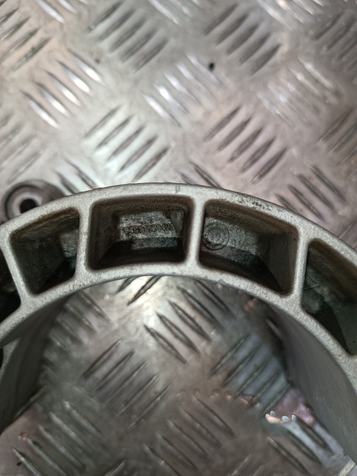 Porsche Cayenne S 92A Generatorhalter Lichtmaschine Halterung ORIGINAL gebraucht - 94811520423 – Produktansicht 3