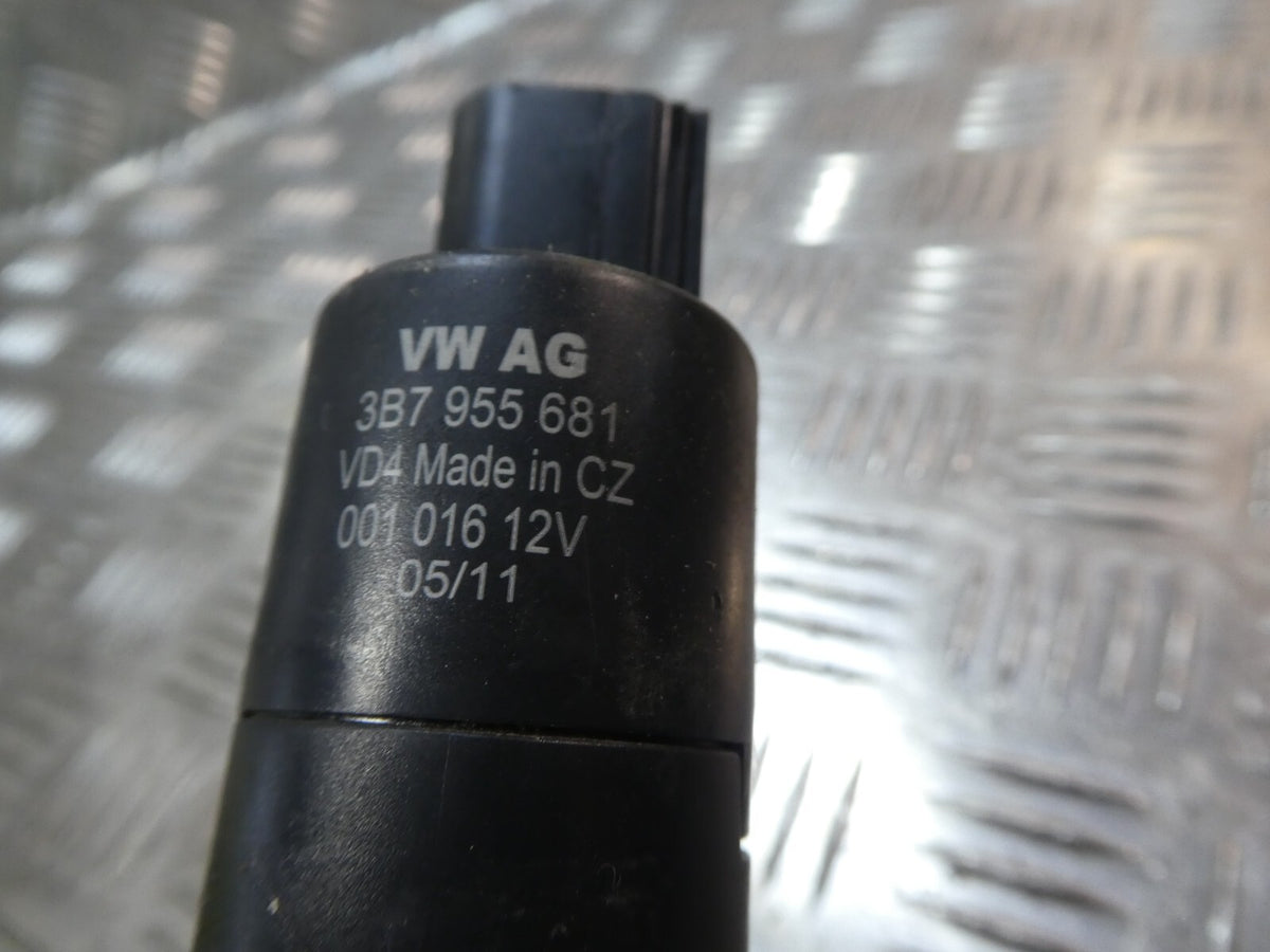 Porsche Cayenne 958 92A Scheinwerferreinigung 3B7955681 ORIGINAL gebraucht - Waschwasserpumpe – Produktansicht 2