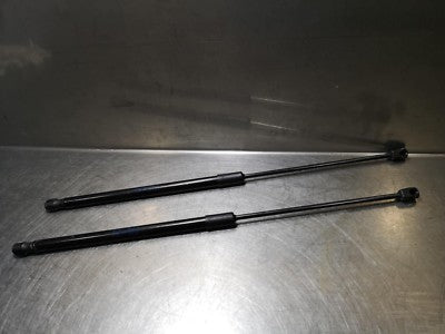 AUDI Q2 Orig. Dämpfer Heckklappe 81A827552 B NEUWERTIG ! 1150 km ORIGINAL gebraucht - Gasdruckfeder – Produktansicht 1