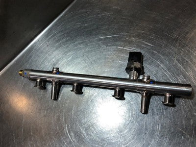 VW AUDI SKODA TSI Einspritzleiste 06K133317H mit Drucksensor 06K906051A – Produktansicht 1
