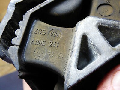 VW Crafter 2.5 TDI Original Motorhalter rechts = links A906241 – Produktansicht 3