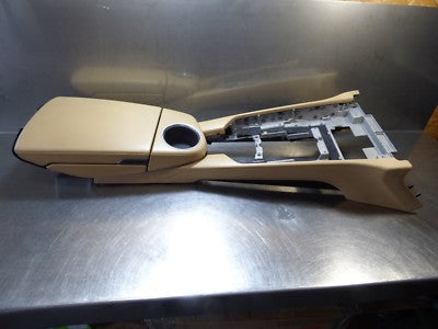 Porsche PANAMERA 970 Armlehne Mittelkonsole Getraenkehalter in Beige 97055311101 – Produktansicht 4