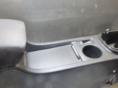 Opel Astra J 1.7 CDTI ORIGINAL gebraucht - Mittelkonsole Armlehne 13317404T | 13317404 T – Produktansicht 3