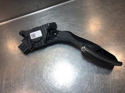 Audi A3 8V 8V1 RHD THROTTLE PEDAL 5Q2723503D VW SEAT SKODA ORIGINAL gebraucht - ACCELERATOR – Produktansicht 2