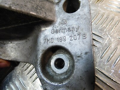 VW T5 2.5 TDI AXD BNZ Motorhalter _ 7H0199207B _ ORIGINAL gebraucht - Transporter – Produktansicht 3