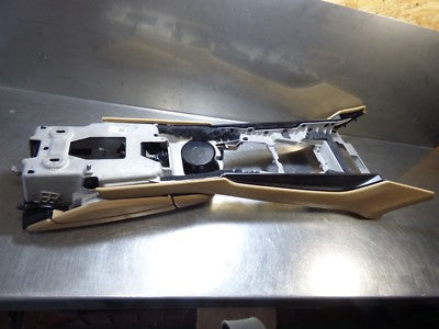 Porsche PANAMERA 970 Armlehne Mittelkonsole Getraenkehalter in Beige 97055311101 – Produktansicht 9