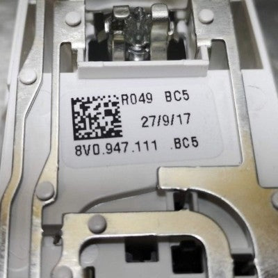 Audi Q2 A3 8V Leseleuchte hinten 8V0947111 8V0 947 111 ORIGINAL gebraucht - Innenleuchte – Produktansicht 3