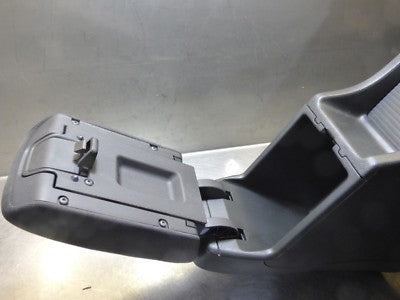Opel Astra J 1.7 CDTI ORIGINAL gebraucht - Mittelkonsole Armlehne 13317404T | 13317404 T – Produktansicht 6