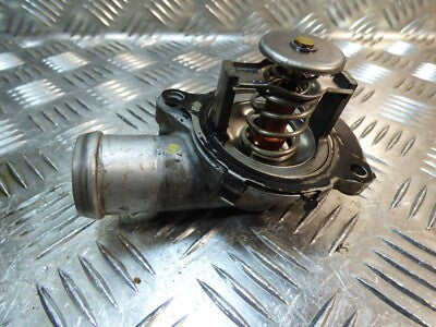 VW Transporter T5 2.5 TDI AXD Thermostat Thermostatgehäuse ORIGINAL gebraucht - 070121114 – Produktansicht 1