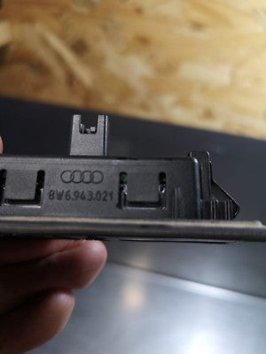 AUDI Q2 Orig. LED 8W6943021 NEUWERTIG ! 2 Stück ORIGINAL gebraucht - Kennzeichenbeleuchtung – Produktansicht 3