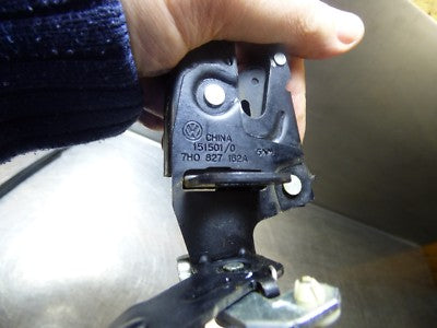 VW T5 7E 2011 Heckflügeltürschloß mit Seilzug oben rechts ORIGINAL gebraucht - 7H0827162A – Produktansicht 4