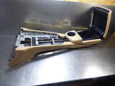 Porsche PANAMERA 970 Armlehne Mittelkonsole Getraenkehalter in Beige 97055311101 – Produktansicht 2