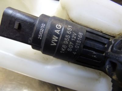 VW Fox 1.2 6V Waschwasserbehälter mit Pumpe N/P / 6Q0 955 453 N/P ORIGINAL gebraucht - 6Q0955453 – Produktansicht 3