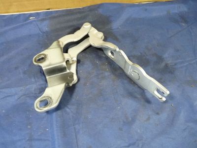 BMW 1ER 120D E87 Scharnier Frontklappe vorne rechts / 7 060 560 ORIGINAL gebraucht - 7060560 – Produktansicht 1