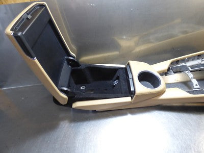 Porsche PANAMERA 970 Armlehne Mittelkonsole Getraenkehalter in Beige 97055311101 – Produktansicht 6