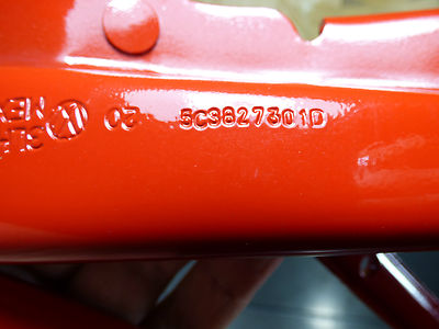Original VW Beetle 5C 2016 Heckklappenscharnier Links 5C3827301D Tornadorot Rot – Produktansicht 4
