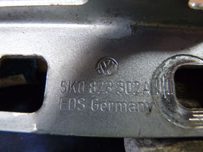 VW GOLF 5 1.9 TDI BXE KLAPPE rechts vorne 5K0823302A / 5K0 823 302 A ORIGINAL gebraucht - SCHARNIER – Produktansicht 2