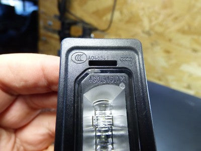 Audi A1 8X 1 PAAR Audi LED Kennzeichenleuchte 4G0943021 4G0 943 021 gebraucht - original – Produktansicht 3