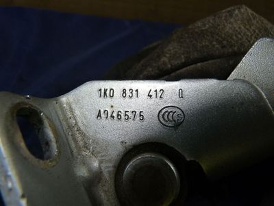 VW GOLF 5 1.9 TDI BXE Türscharnier vorne rechts / 1K0 831 412 Q ORIGINAL gebraucht - 1K0831412Q – Produktansicht 3