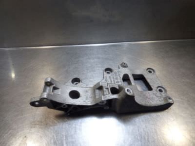 Audi TT 2.0 TFSI Klimakompressor Halterung 06F903143E ORIGINAL gebraucht - Lichtmaschine – Produktansicht 1