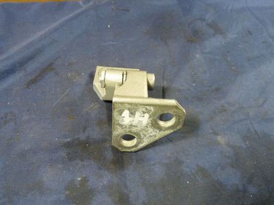 VW GOLF 5 1.9 TDI BXE Türscharnier hinten rechts / 1K0 833 402 C ORIGINAL gebraucht - 1K0833402C – Produktansicht 1