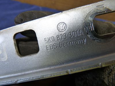 VW GOLF 5 1.9 TDI BXE KLAPPE links vorne 5K0823301A / 5K0 823 301 A ORIGINAL gebraucht - SCHARNIER – Produktansicht 2