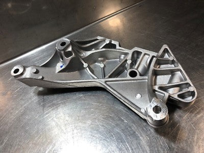 Orig. VW AUDI SKODA SEAT TSI Motor Halter Träger 06K199207A ORIGINAL gebraucht - Motorhalterung – Produktansicht 1