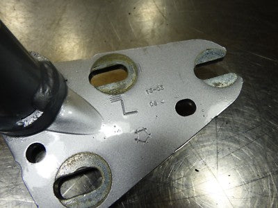 Audi A4 8K2 B8 Scharnier Klappenscharnier links 8K5827301AB ORIGINAL gebraucht - Heckklappe – Produktansicht 3