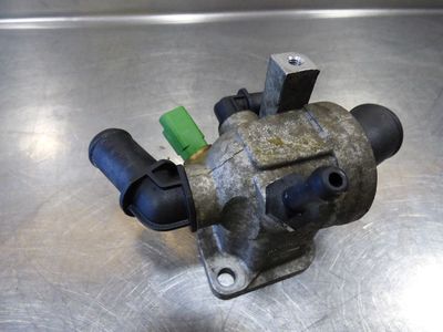 Opel Corsa D 1.3 CDTI Thermostatgehäuse 55224022 – Produktansicht 1