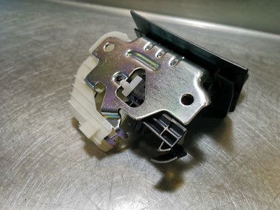 AUDI Q2 Orig.Heckklappenschloß Klappenschloß * NEUWERTIG * ORIGINAL gebraucht - 81A827505 – Produktansicht 2