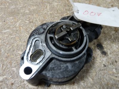 FORD FOCUS 1.6 TDCI Vakuumpumpe D156-2C117100 ORIGINAL gebraucht - Unterdruckpumpe – Produktansicht 2
