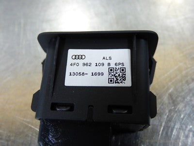 AUDI A4 B8 A5 Q3 Q5 Schalter Taster Alarm 4F0962109B ORIGINAL gebraucht - Diebstahlwarnanlage – Produktansicht 3