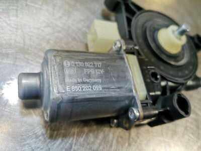 Audi Q2 2018 Fensterhebermotor vorne links 5Q0959801B RHD Front Right gebraucht - Original – Produktansicht 3