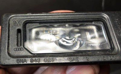 Audi A3 8V LED Kennzeichenleuchte 5NA943021 A4 A5 A6 ORIGINAL gebraucht - Kennzeichenleuchten – Produktansicht 3