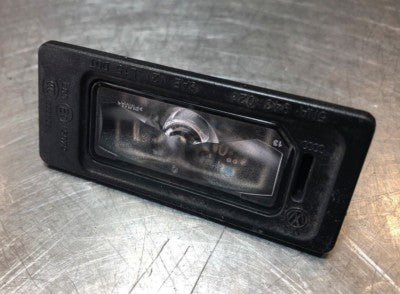Audi A3 8V LED Kennzeichenleuchte 5NA943021 A4 A5 A6 ORIGINAL gebraucht - Kennzeichenleuchten – Produktansicht 1