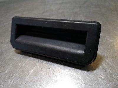 AUDI Q2 Orig. Heckklappe Taster 6VQ827566 NEUWERTIG ! ORIGINAL gebraucht - Entriegelung – Produktansicht 1
