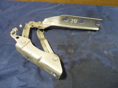 VW GOLF 5 1.9 TDI BXE KLAPPE links vorne 5K0823301A / 5K0 823 301 A ORIGINAL gebraucht - SCHARNIER – Produktansicht 1