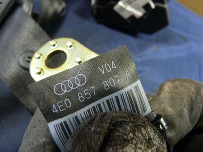 Audi A8 3.0 TDI V6 Quattro Gurtstraffer Gurt hinten mitte 4E0857807A – Produktansicht 3