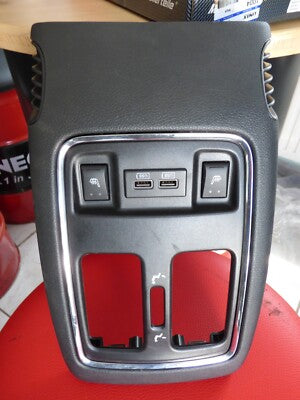 Jeep Grand Cherokee WK2 Mittel verkleidung hinten mit USB Media Hub ORIGINAL gebraucht - 68145567AA – Produktansicht 1