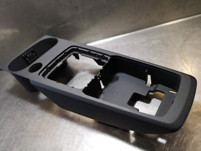 AUDI Q2 Orig. Mittelkonsole Soul 81C864261 ORIGINAL gebraucht - Verkleidung – Produktansicht 1