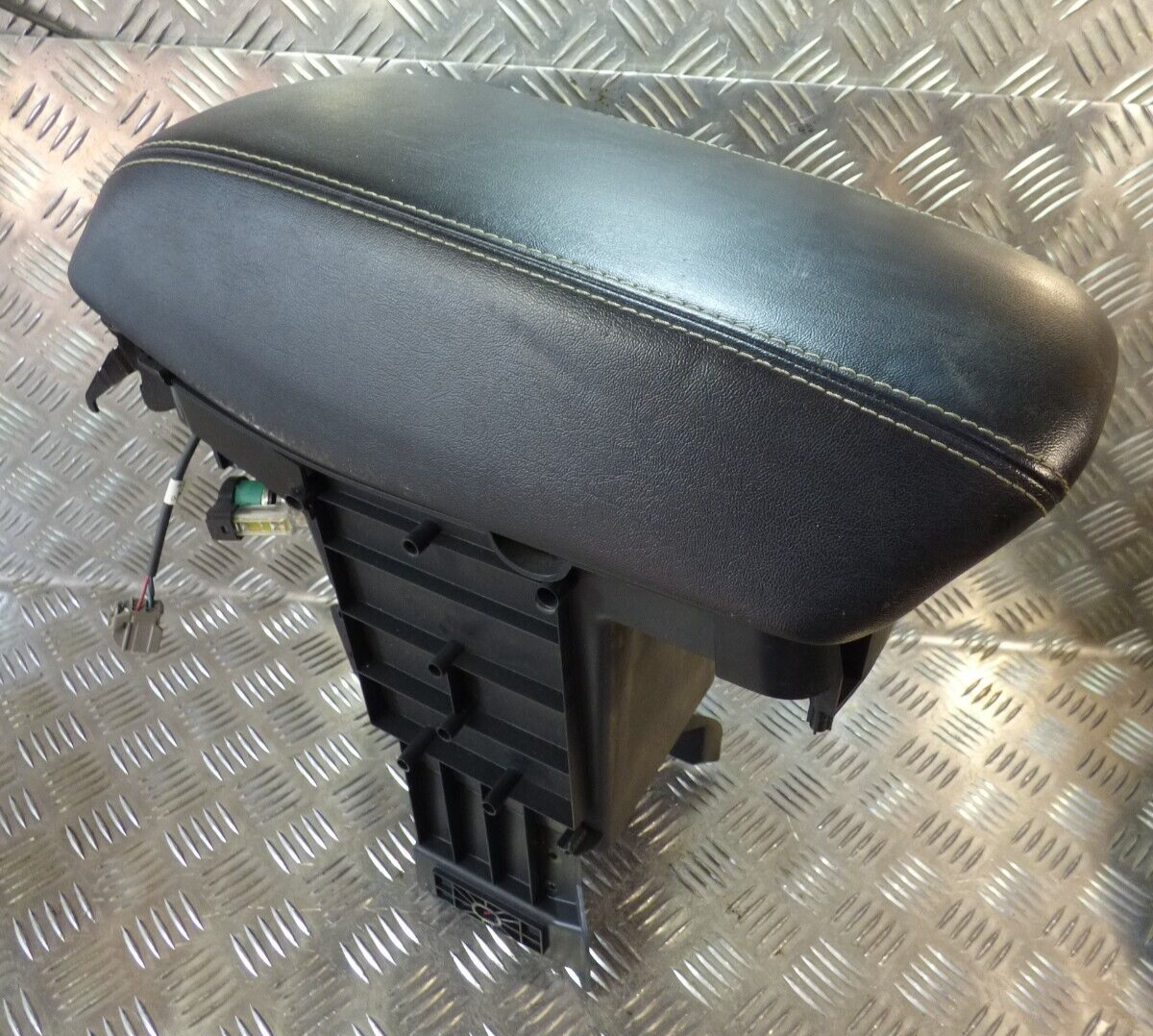 Jeep KL 2015 Leder Armlehne 1WZ46TRMAE _ 1WZ46DX9AA ORIGINAL gebraucht - Cherokee – Produktansicht 1