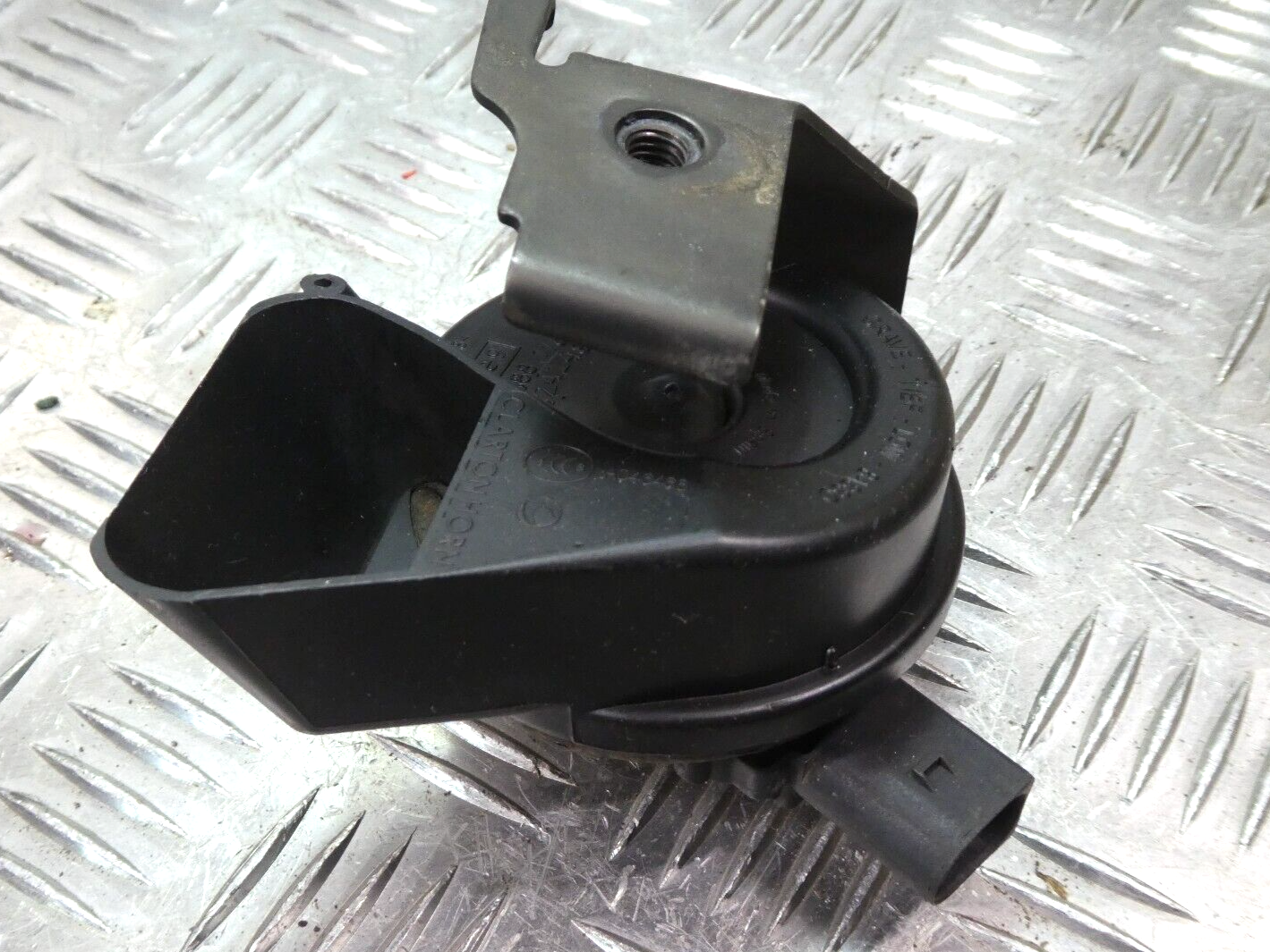 Porsche Cayenne 92A Hupe Fanfare Tiefton 7P6951221A ORIGINAL gebraucht - Signalhorn – Produktansicht 1