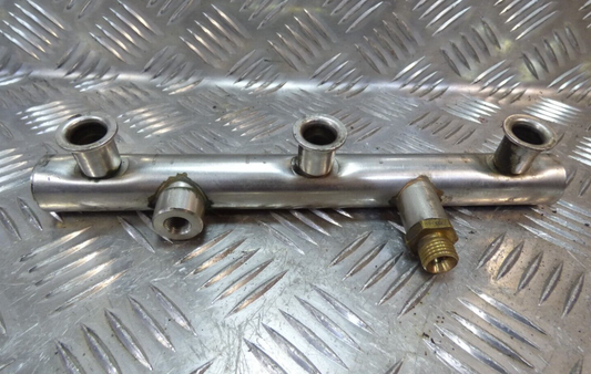 Porsche Cayenne 92A 3.0 Hybrid links Railrohr 06E130089D ORIGINAL gebraucht - Kraftstoffverteiler – Produktansicht 1